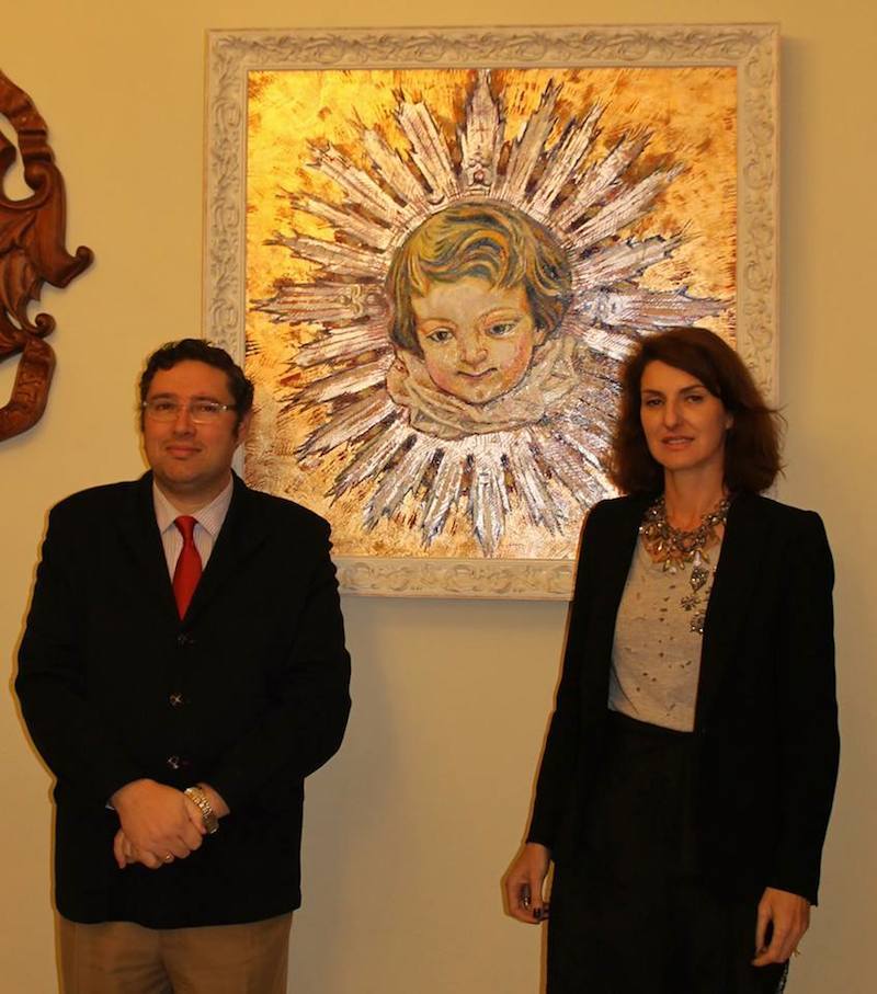 El Presidente, Juan Ignacio Reales y la artista Cristina Ybarra, junto a la pintura que ilustra la felicitación de la Navidad 2013/2014.